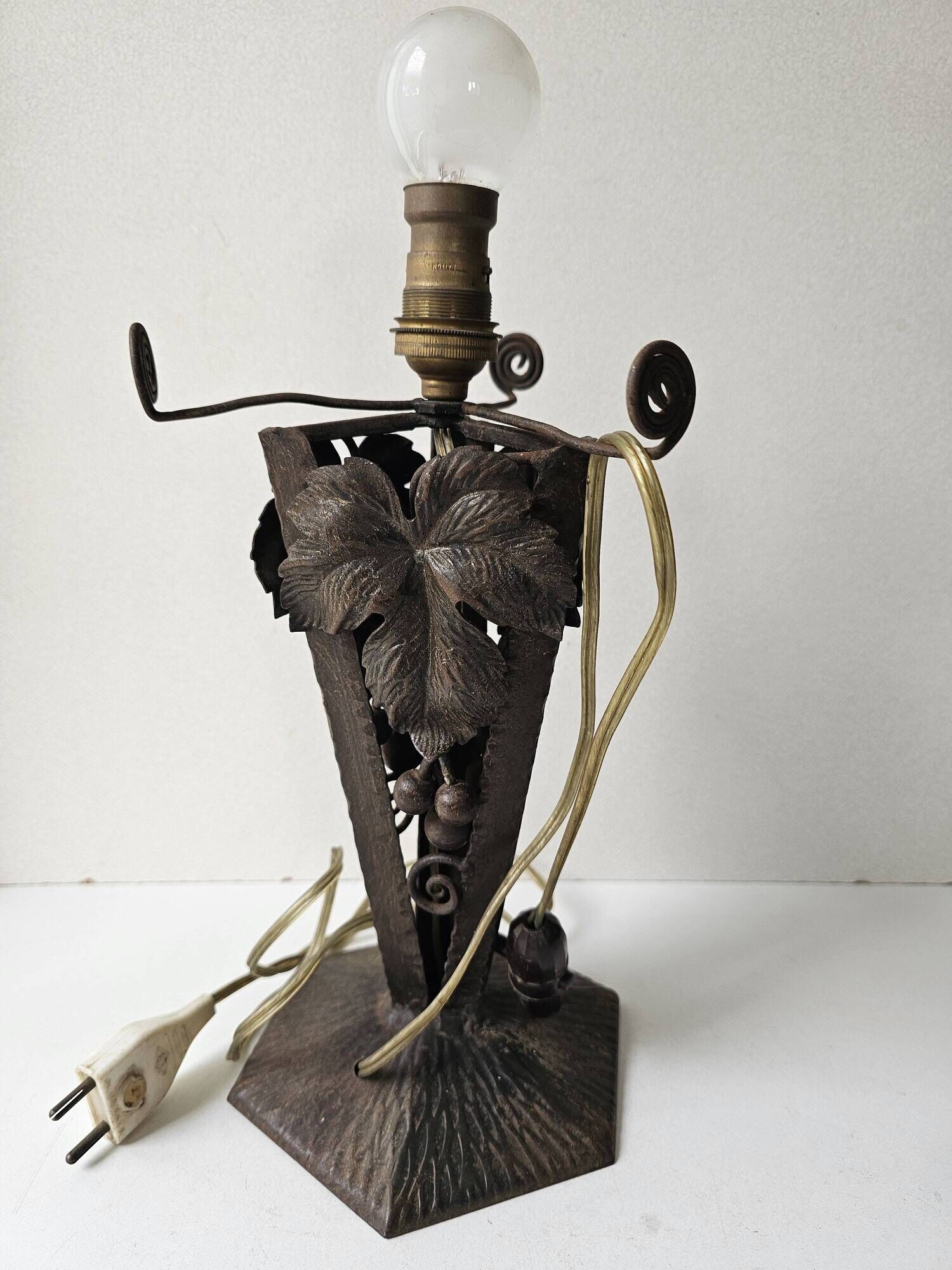 Antique lamp base in wrought iron with leaf motif in Art Deco style from the 1930s.