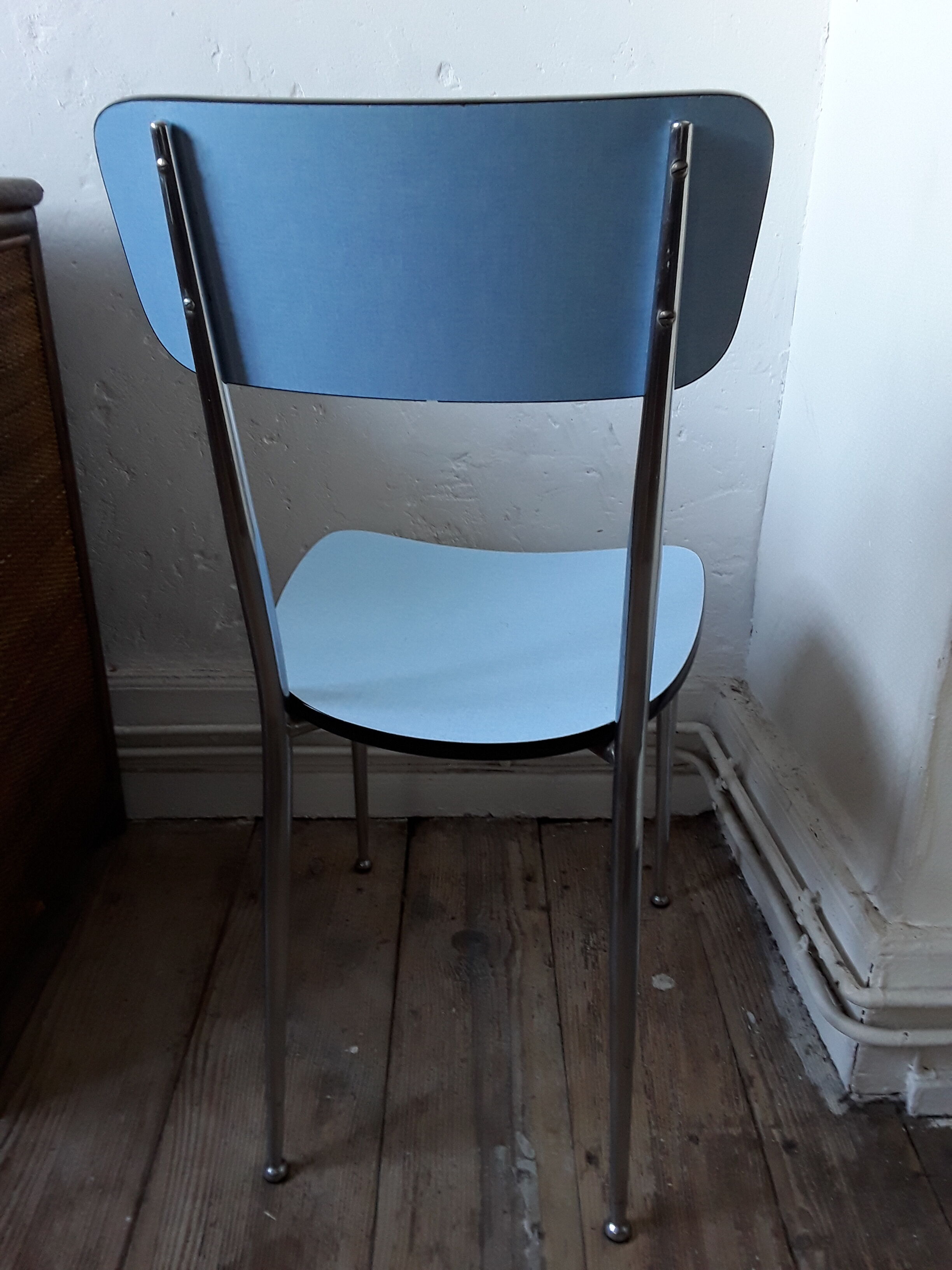 Chaise formica avec pieds à embouts chromés