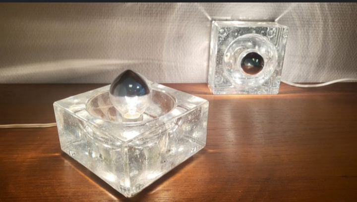 Deux appliques en verre coulé
