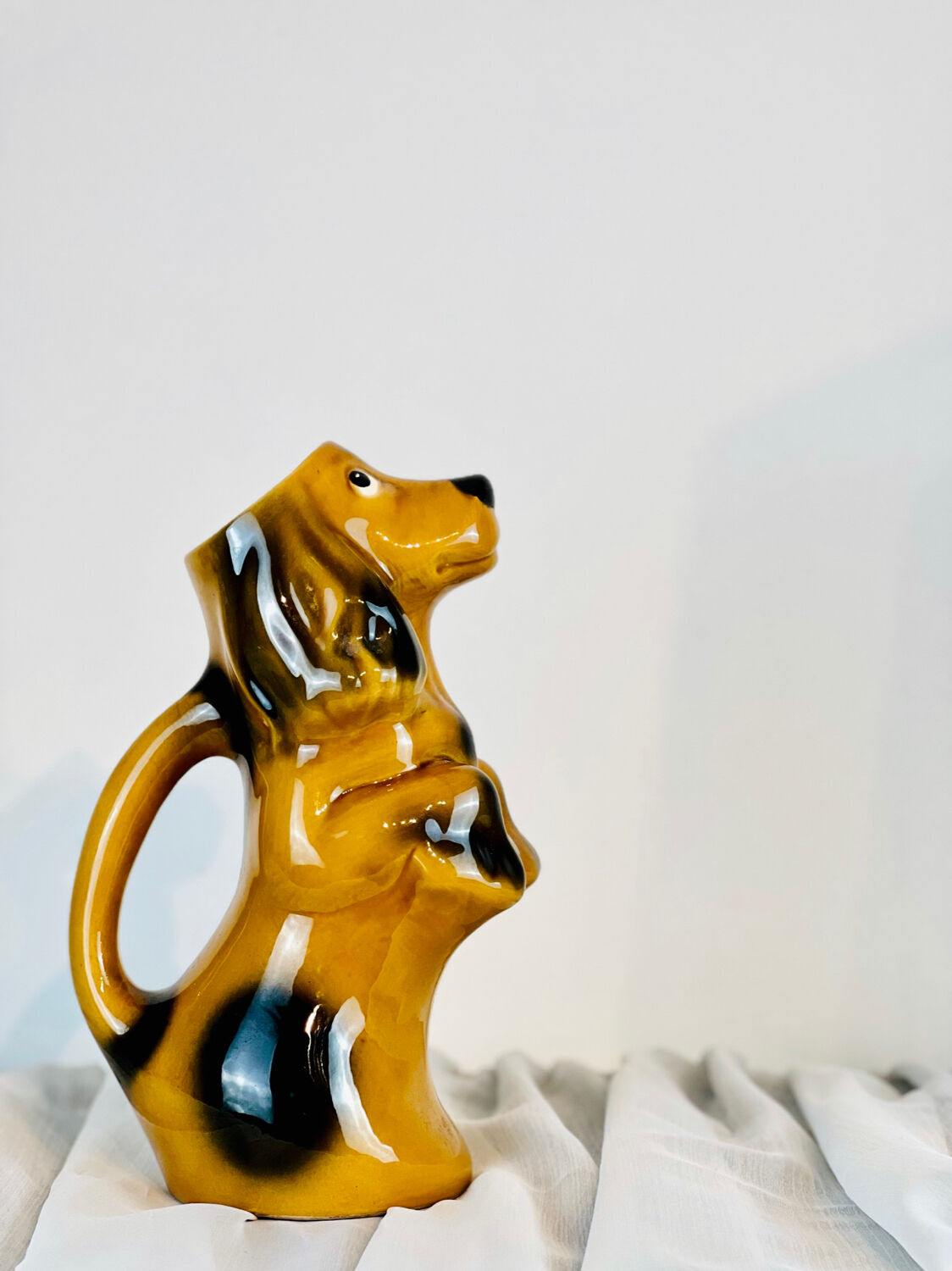 Pichet / carafe en barbotine chien marron clair