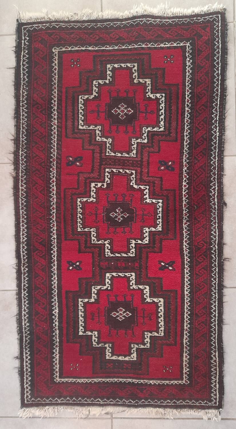 Kazak carpet with a geometric medallion design – Late 20th century 136 x 72 cm