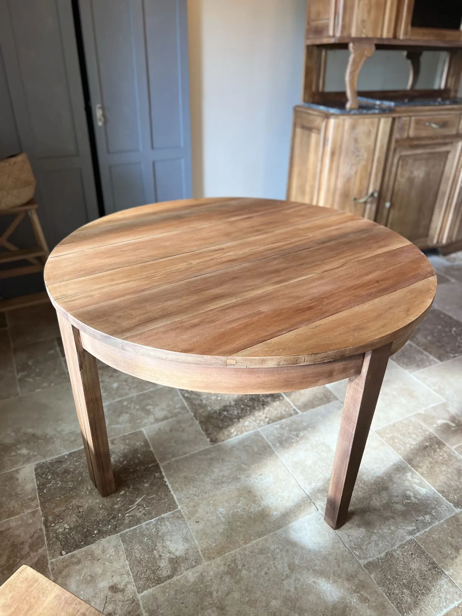 Extendable round table from the 1970s