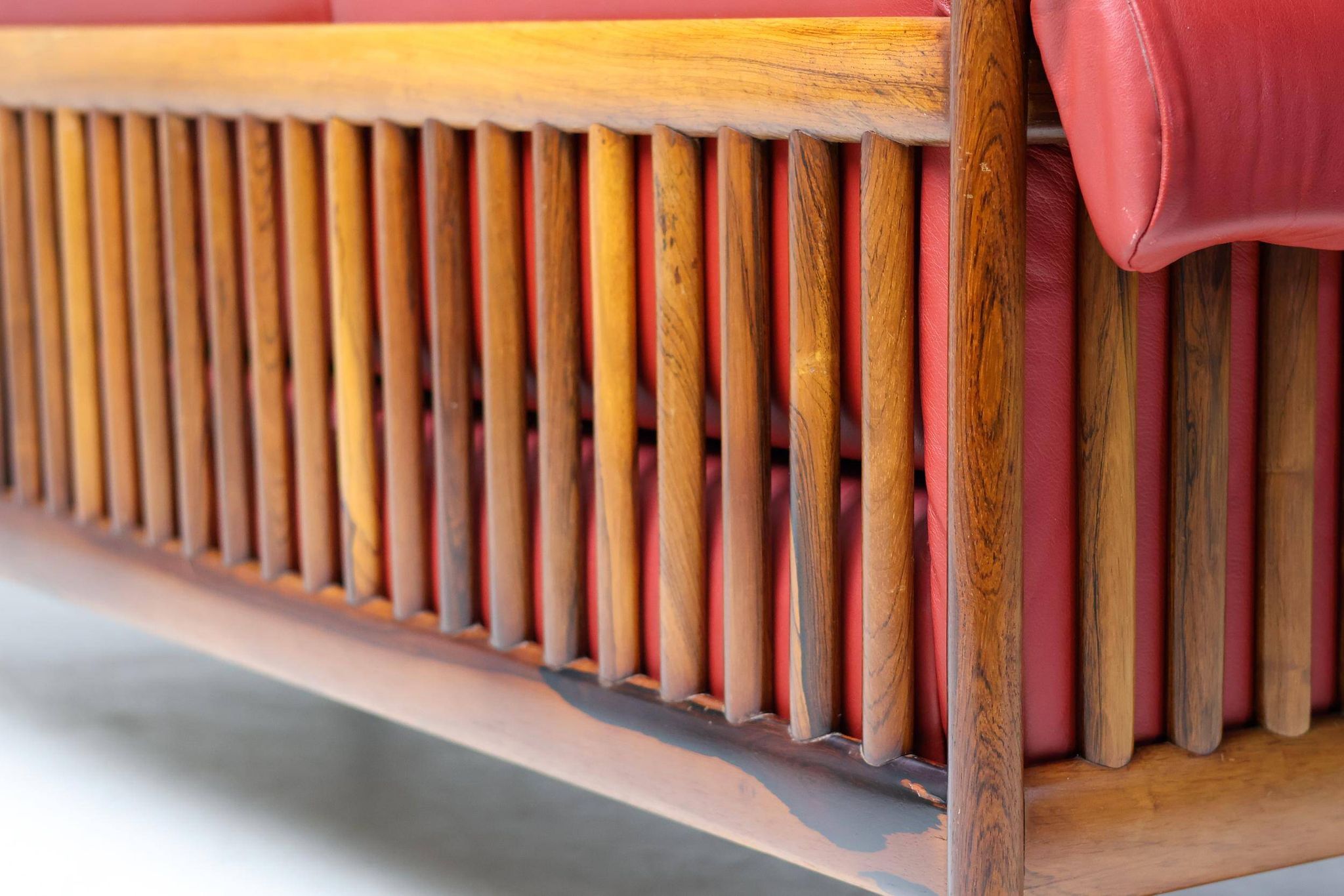 Johannes Andersen modern mid-century Danish canapé in rosewood and burgundy leather