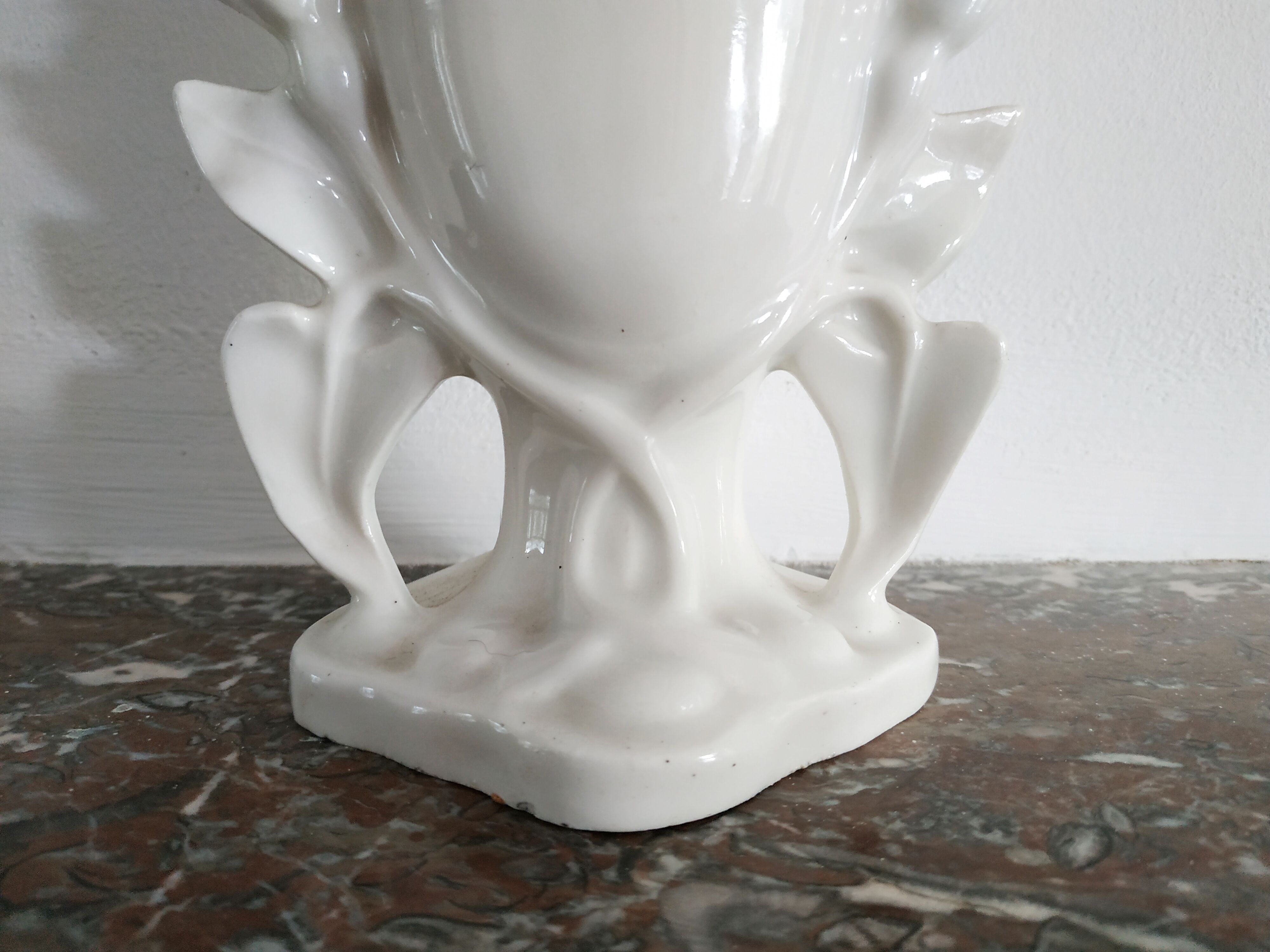 Vase cornet de marié en porcelaine du XIXe siècle