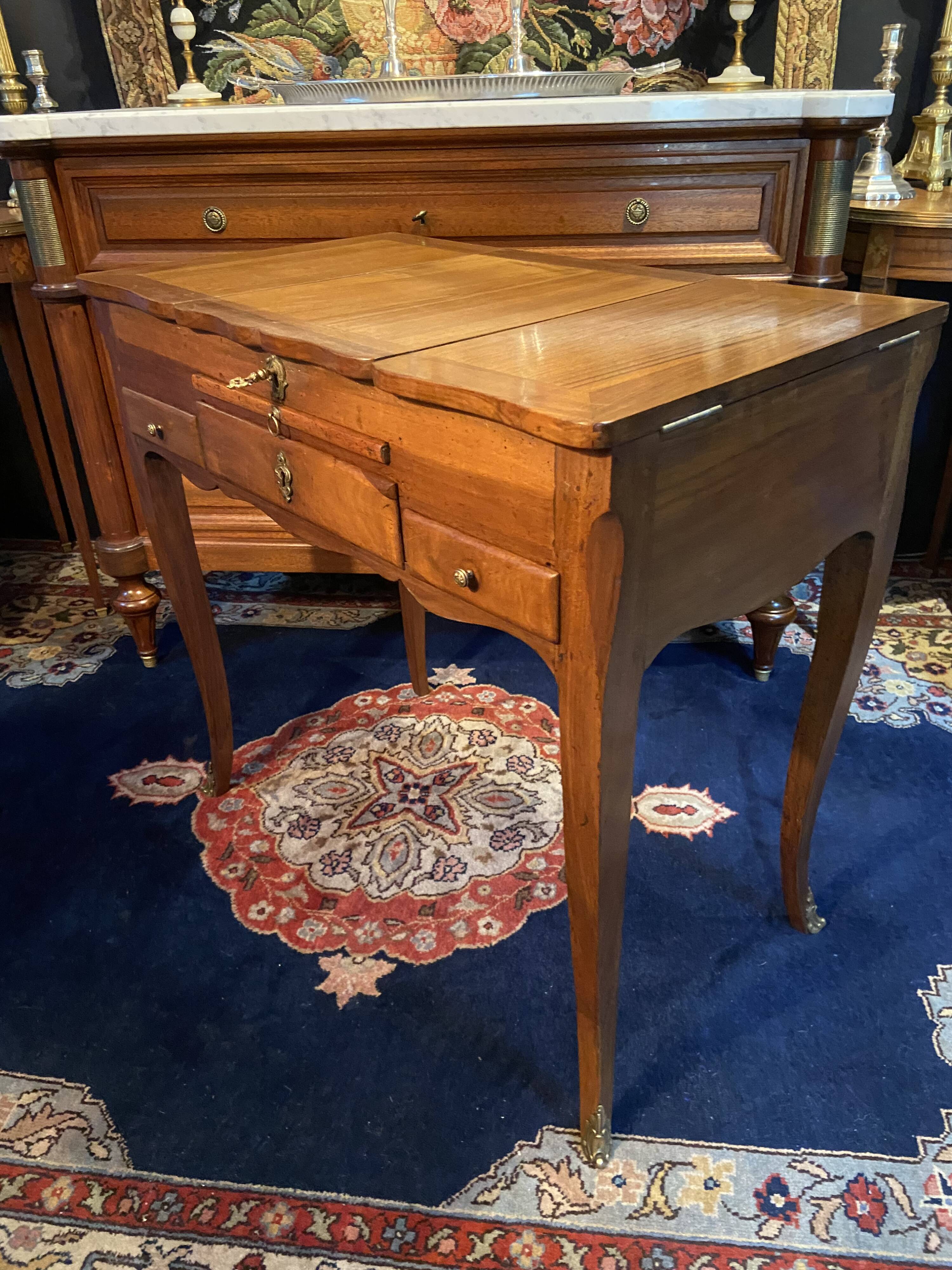 Louis XV walnut hairdresser from the 18th century marked N. Armant.