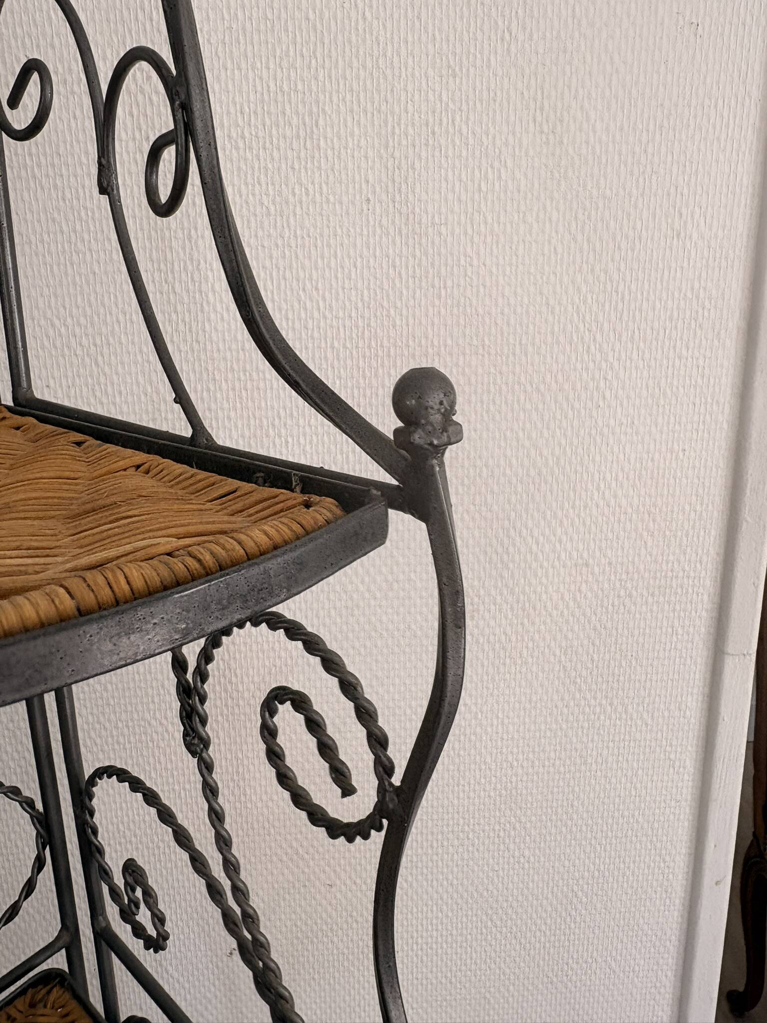 Etagère d'angle en osier et fer forgé