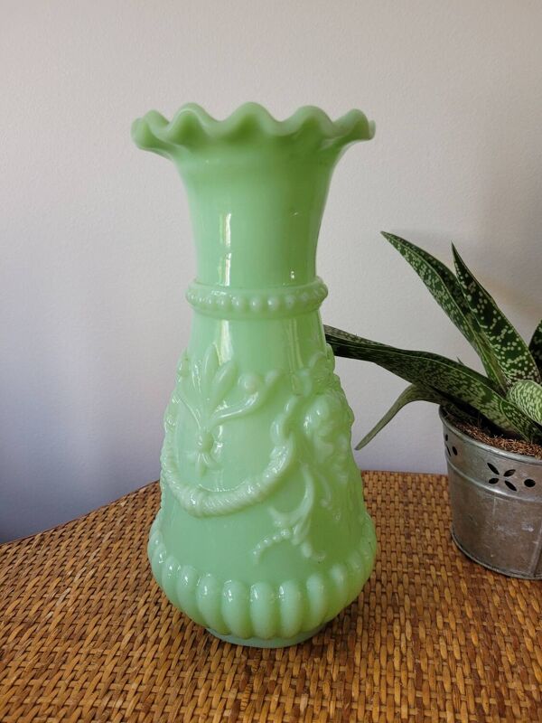 Vase en opaline de foire verte