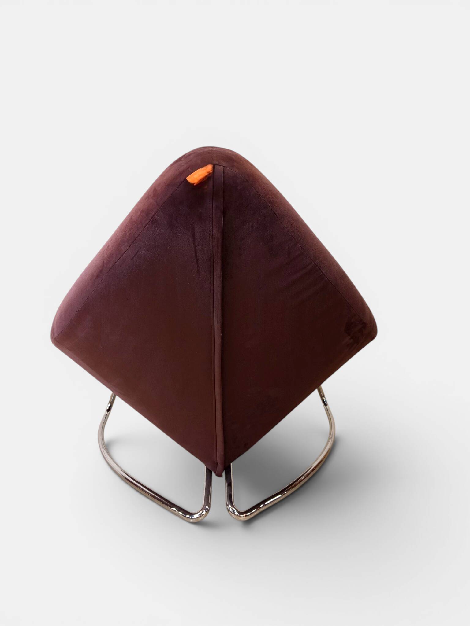 Fauteuil triangulaire "Chili" par Paul Falkenberg – Alcantara Chocolat