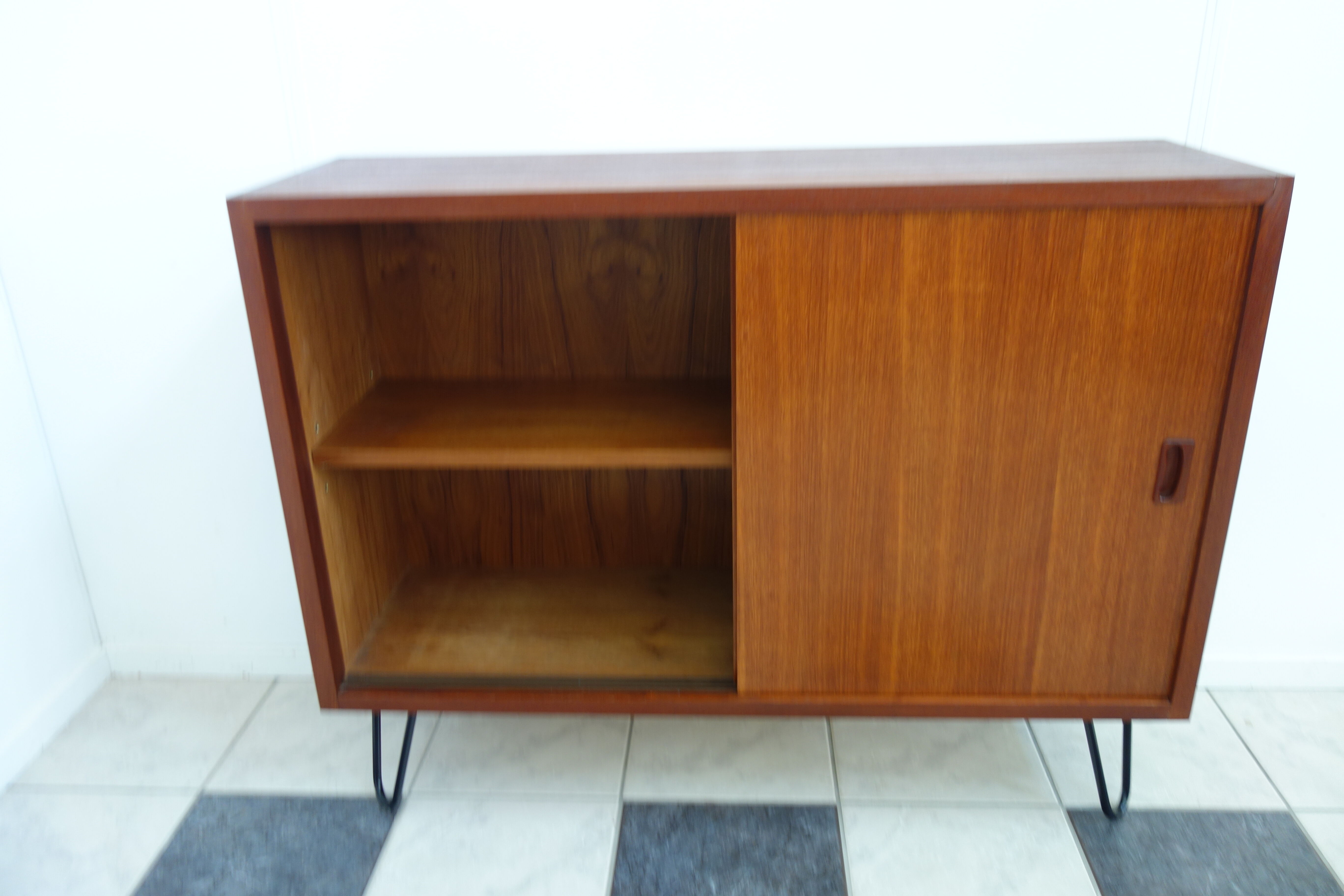 Buffet avec des portes coulissantes