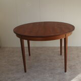 Table scandinave