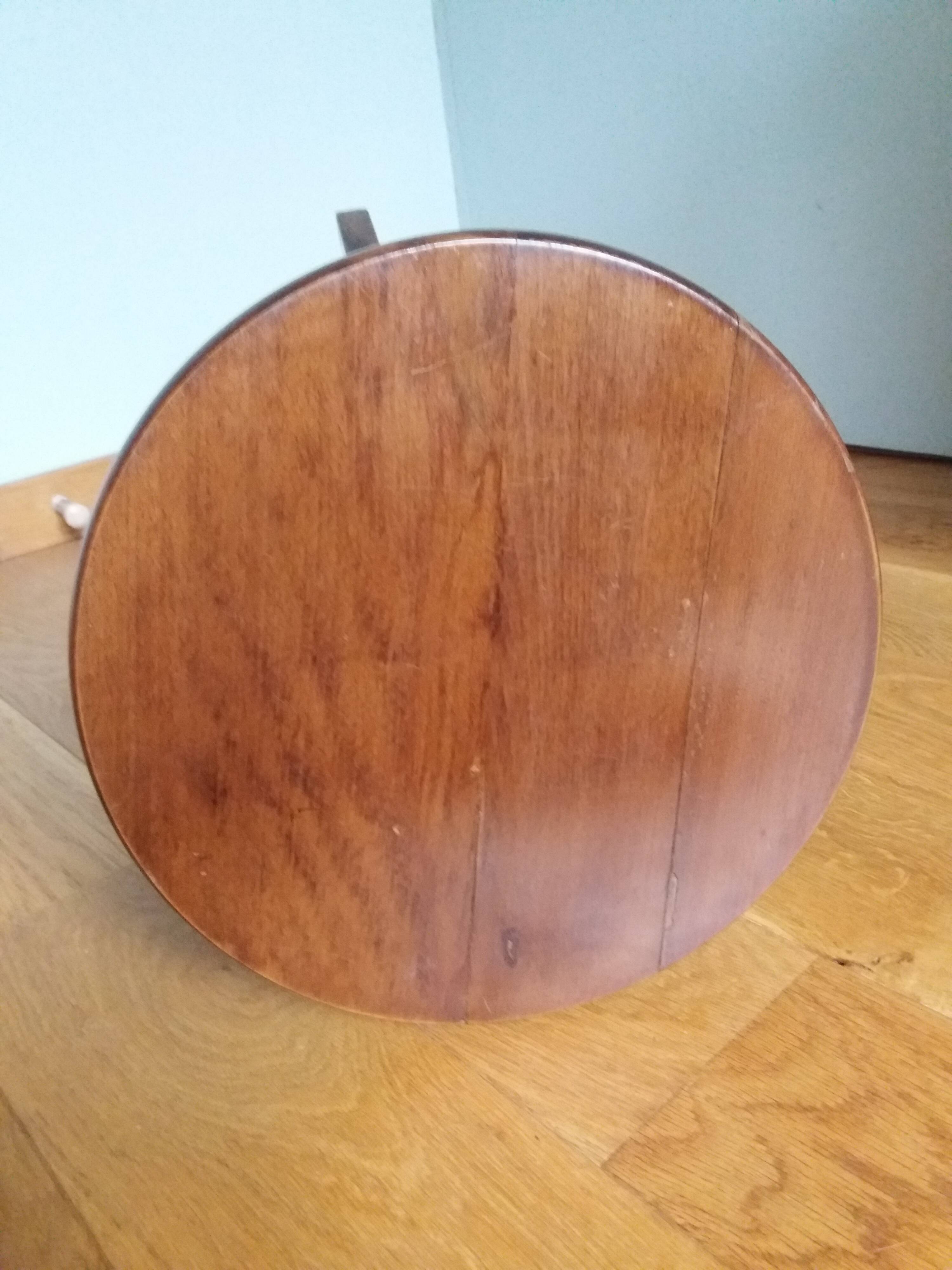Adjustable screw tripod stool