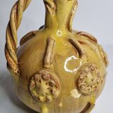 Ancienne cruche "arrosoir" en céramique émaillée ocre jaune, signée Meyssac Corrèze, 24 cm