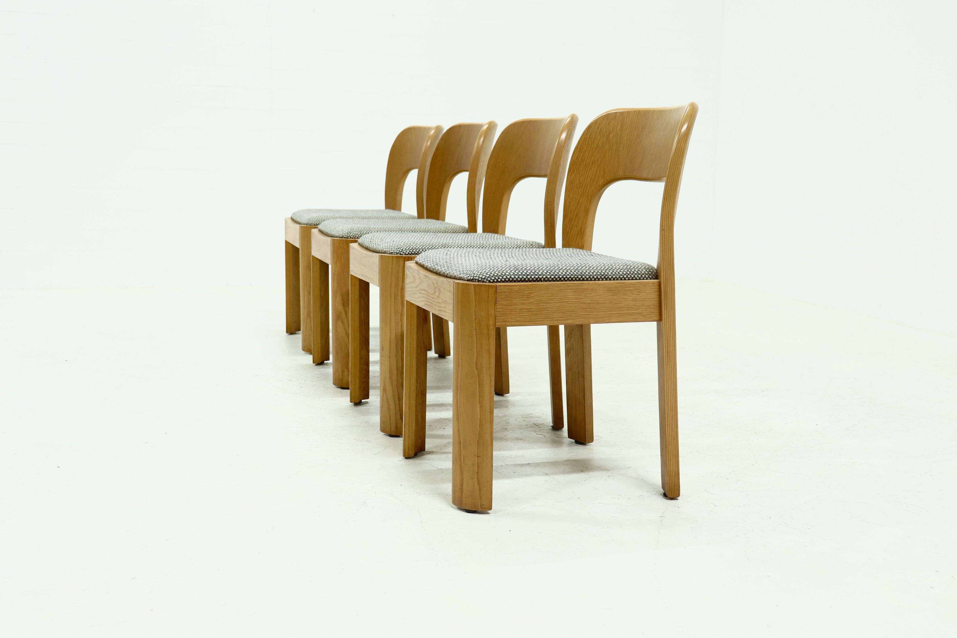 Set of 4 sculptural dining chairs in light oak, 1970s