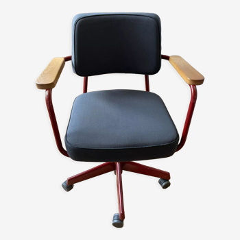 Swivel executive chair by jean prouvé for vitra