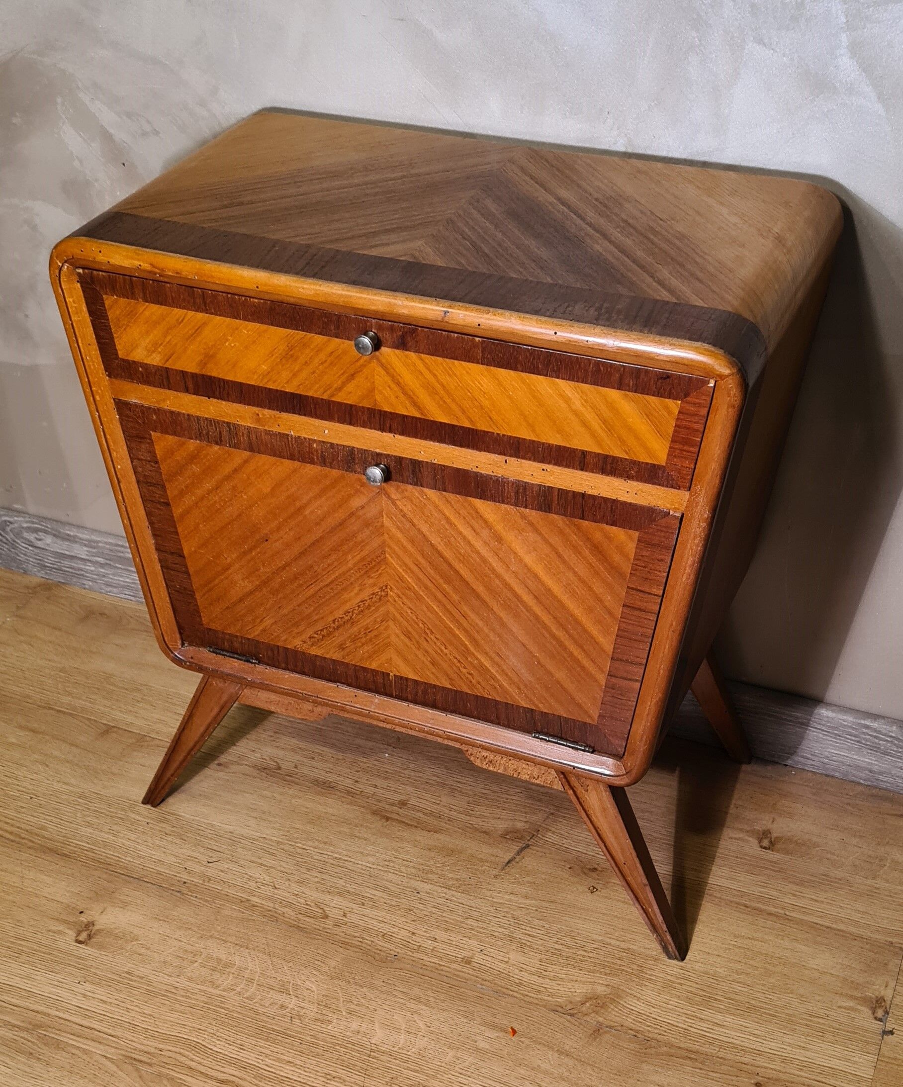 Table de chevet en marqueterie