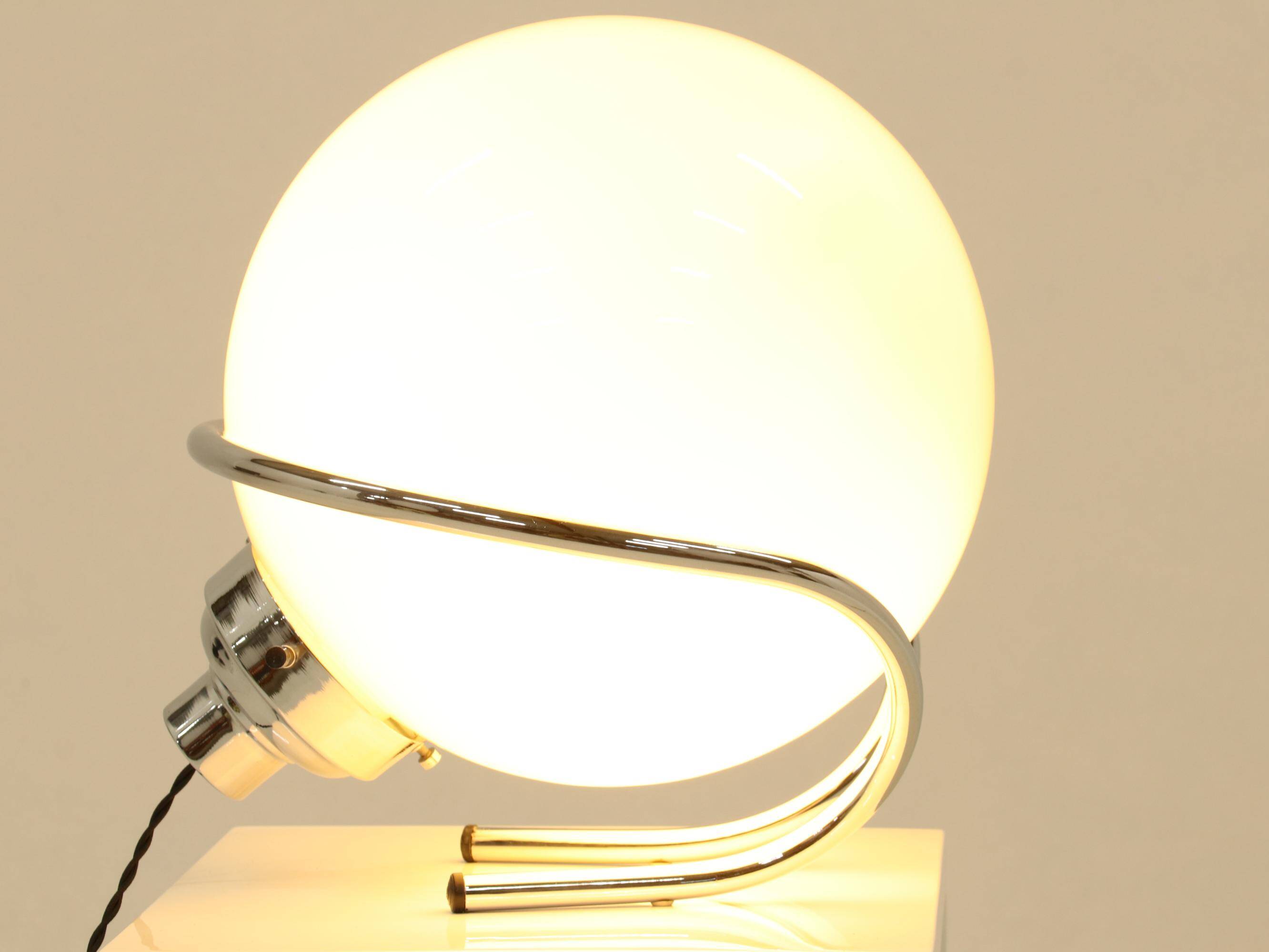 Lampe de table globe en chrome et verre blanc, Italie, années 1970