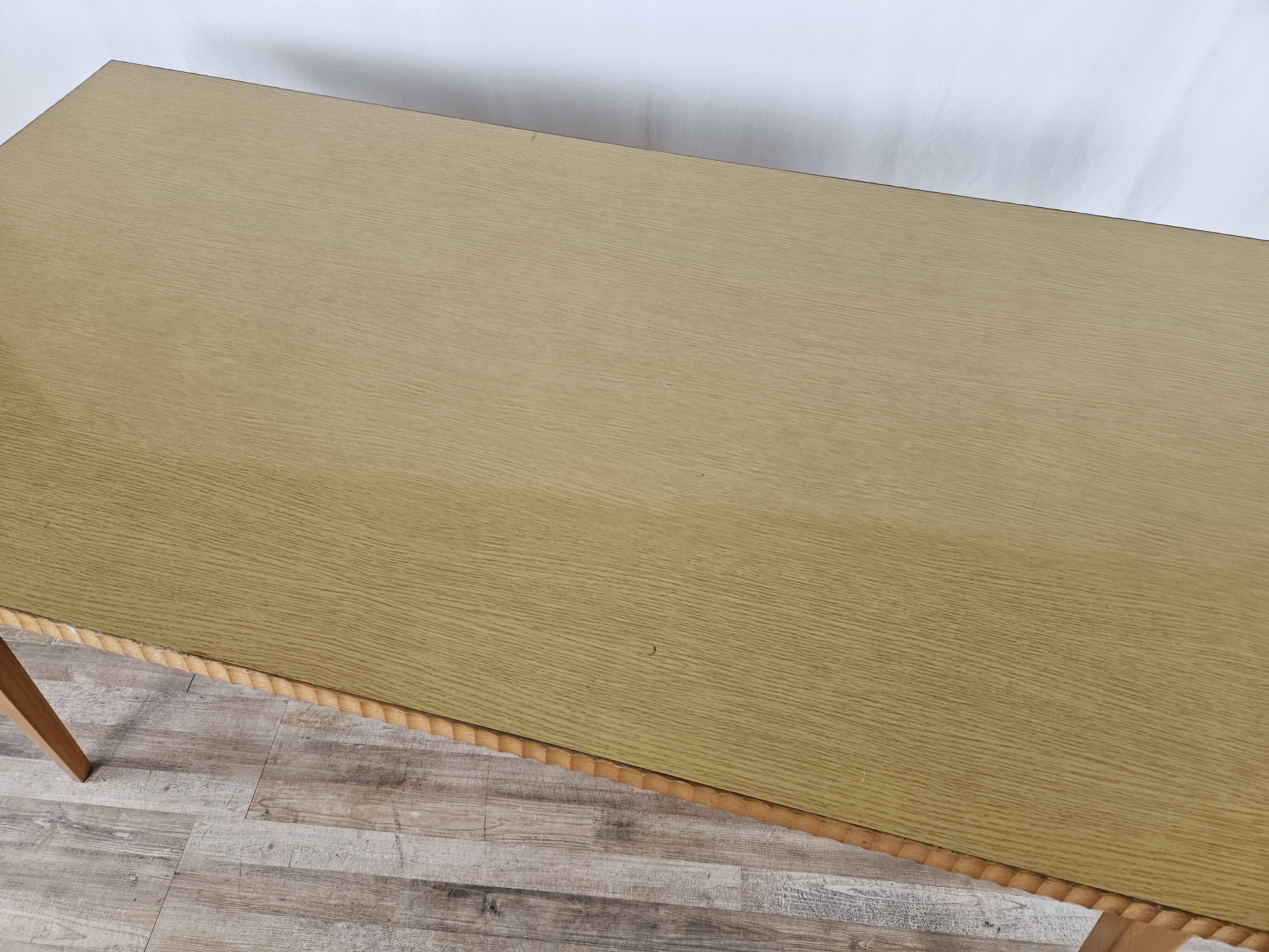 Table à manger des années 1950 en érable avec bord travaillé