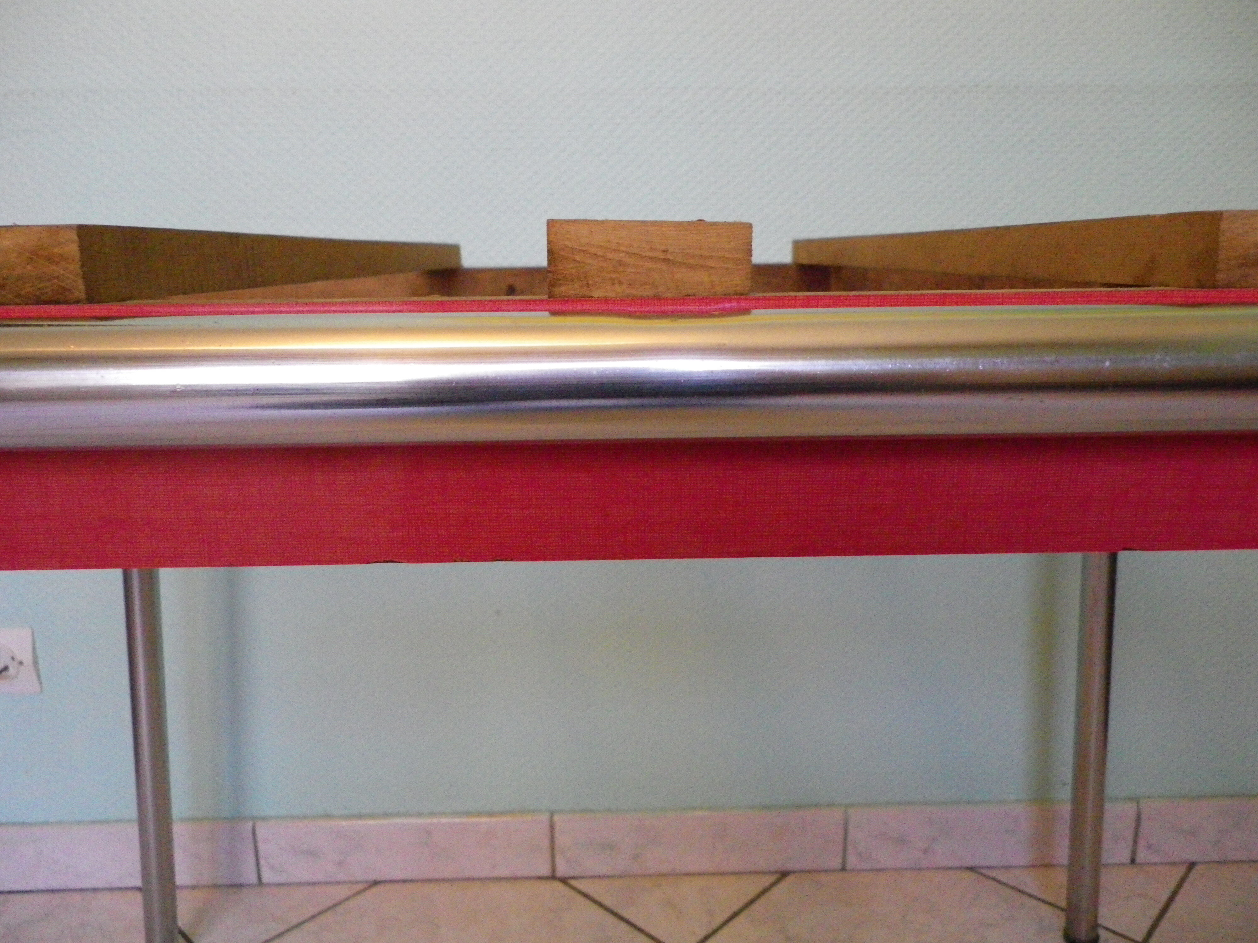 Table in red formica, 4 roc chairs, 2 extension cords, 2 drawers 60