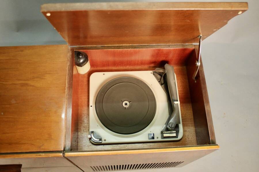 Vintage Schaub Lorenz Enfilade Hifi with its Two Speakers