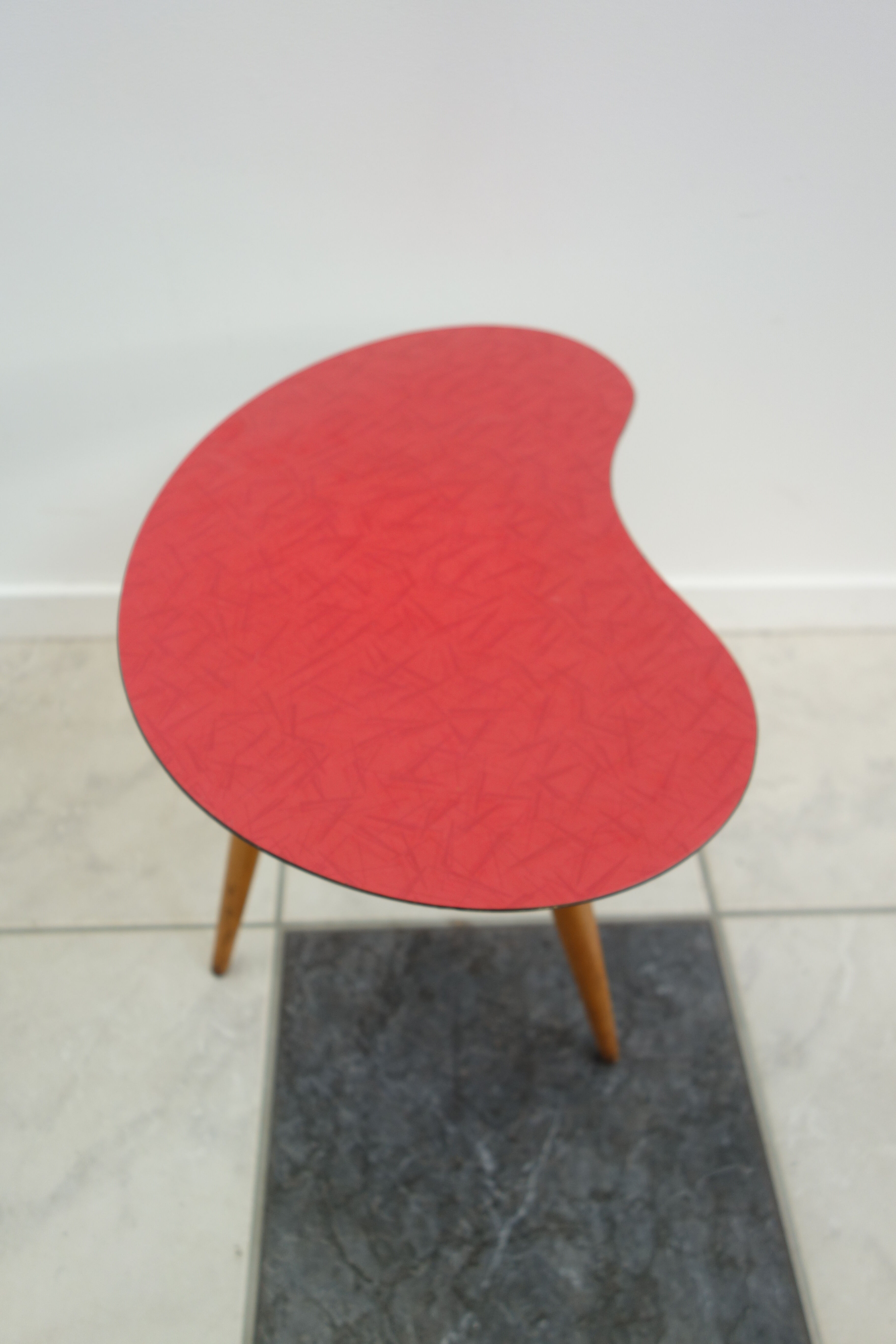 Table d'appoint des années 50 tripode en formica forme haricot