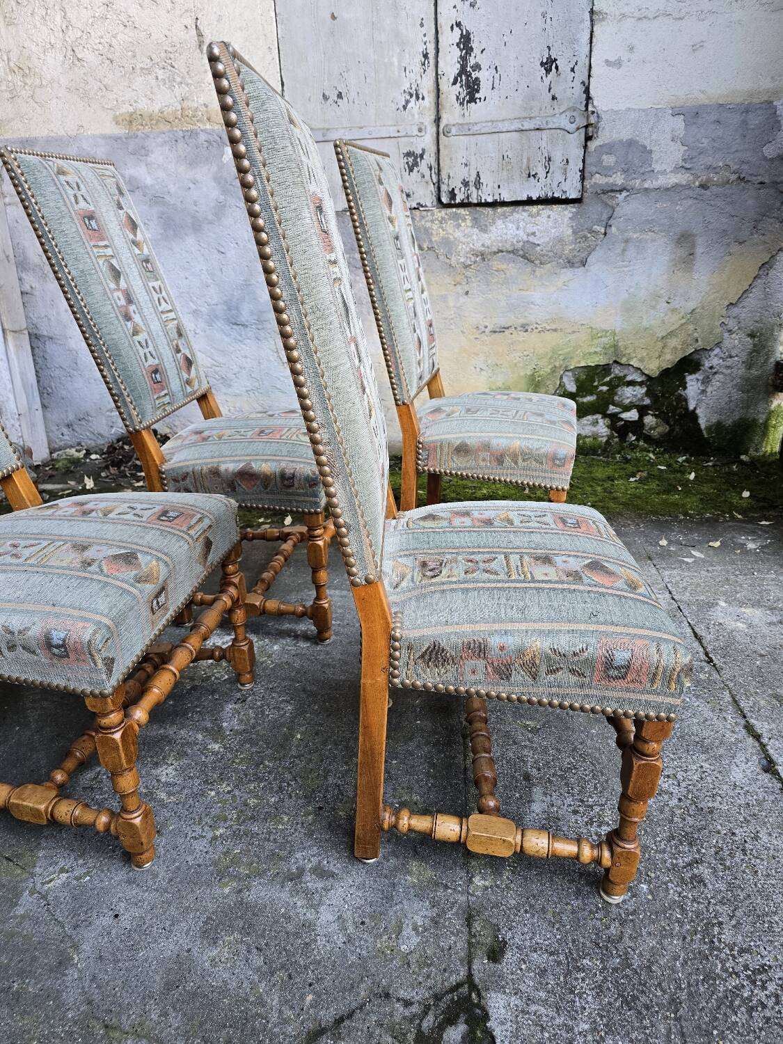 8 chaises en bois massif style Louis XIII