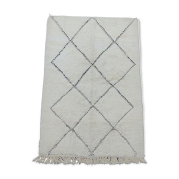 Beni Ouarain Berber rug with hollow diamonds