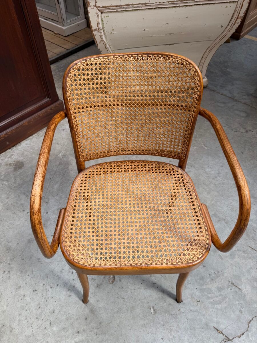 Thonet chair no. 811 in bent wood, design by Josef Hoffman.