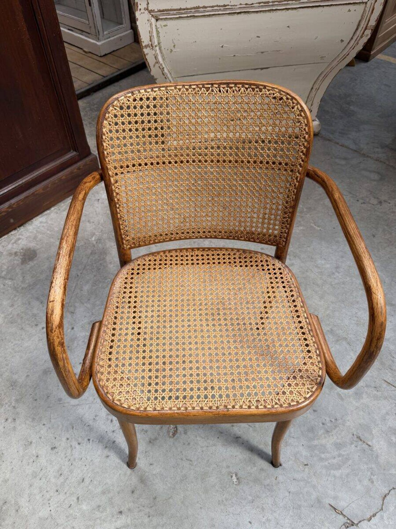 Thonet chair no. 811 in bent wood, design by Josef Hoffman.