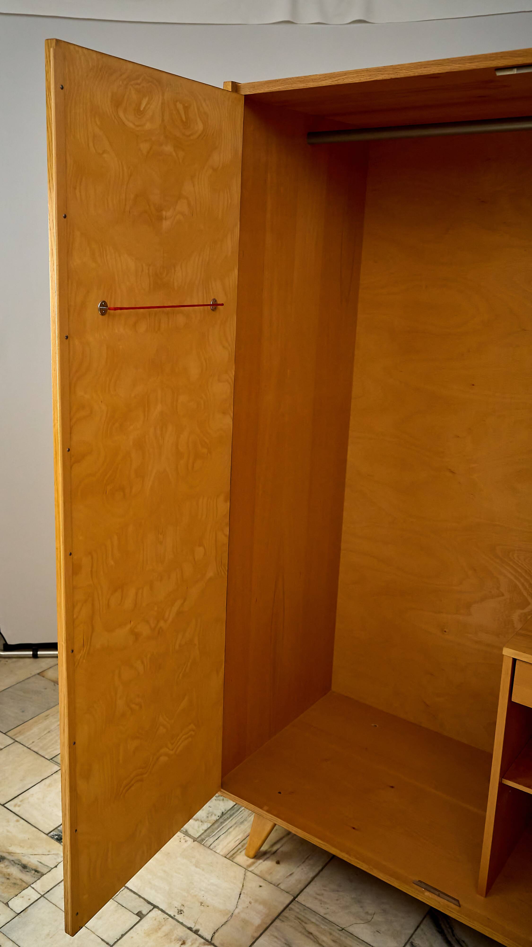 Armoire du milieu du siècle Jiroutek U486