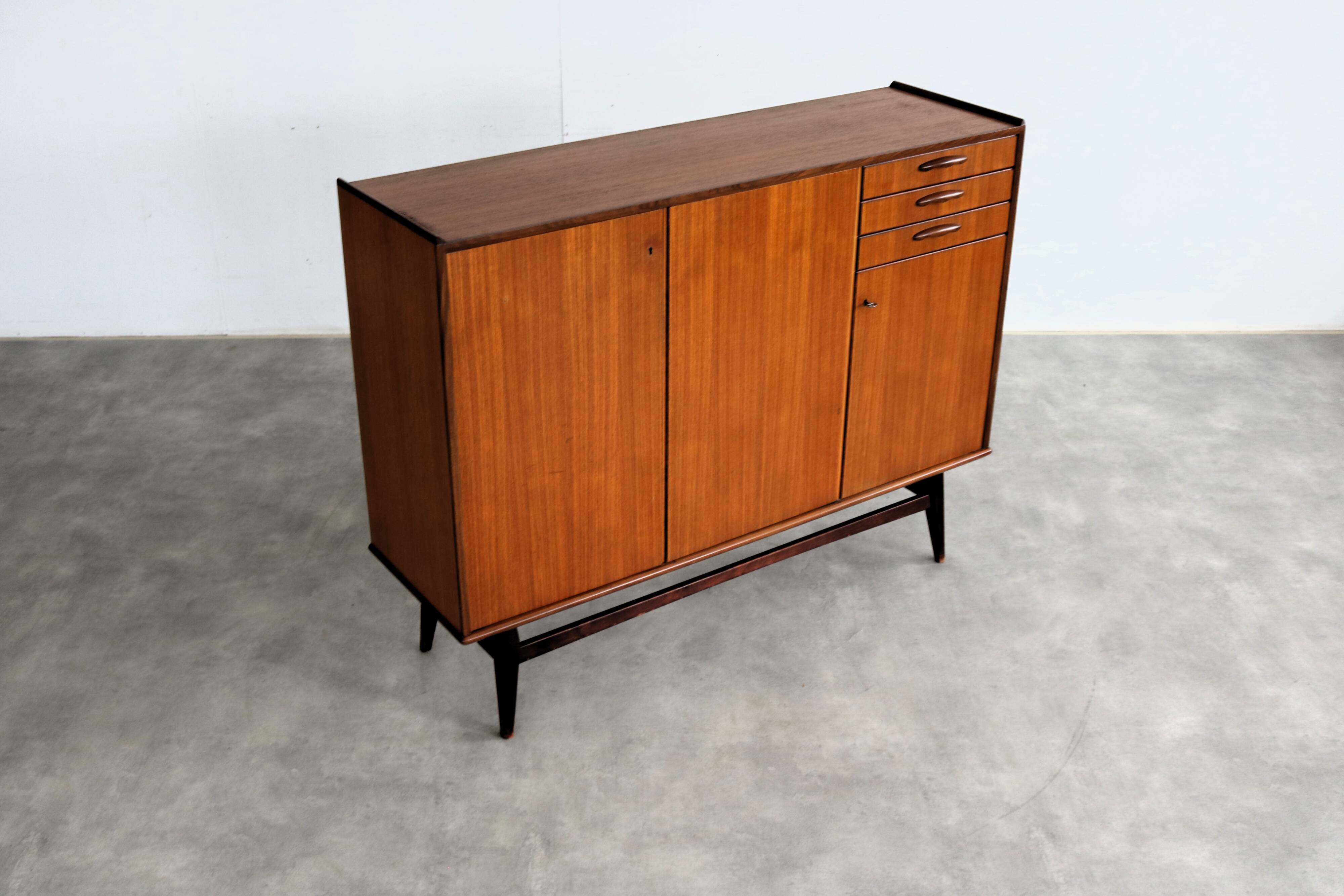 Buffet en teck, Suède années 60