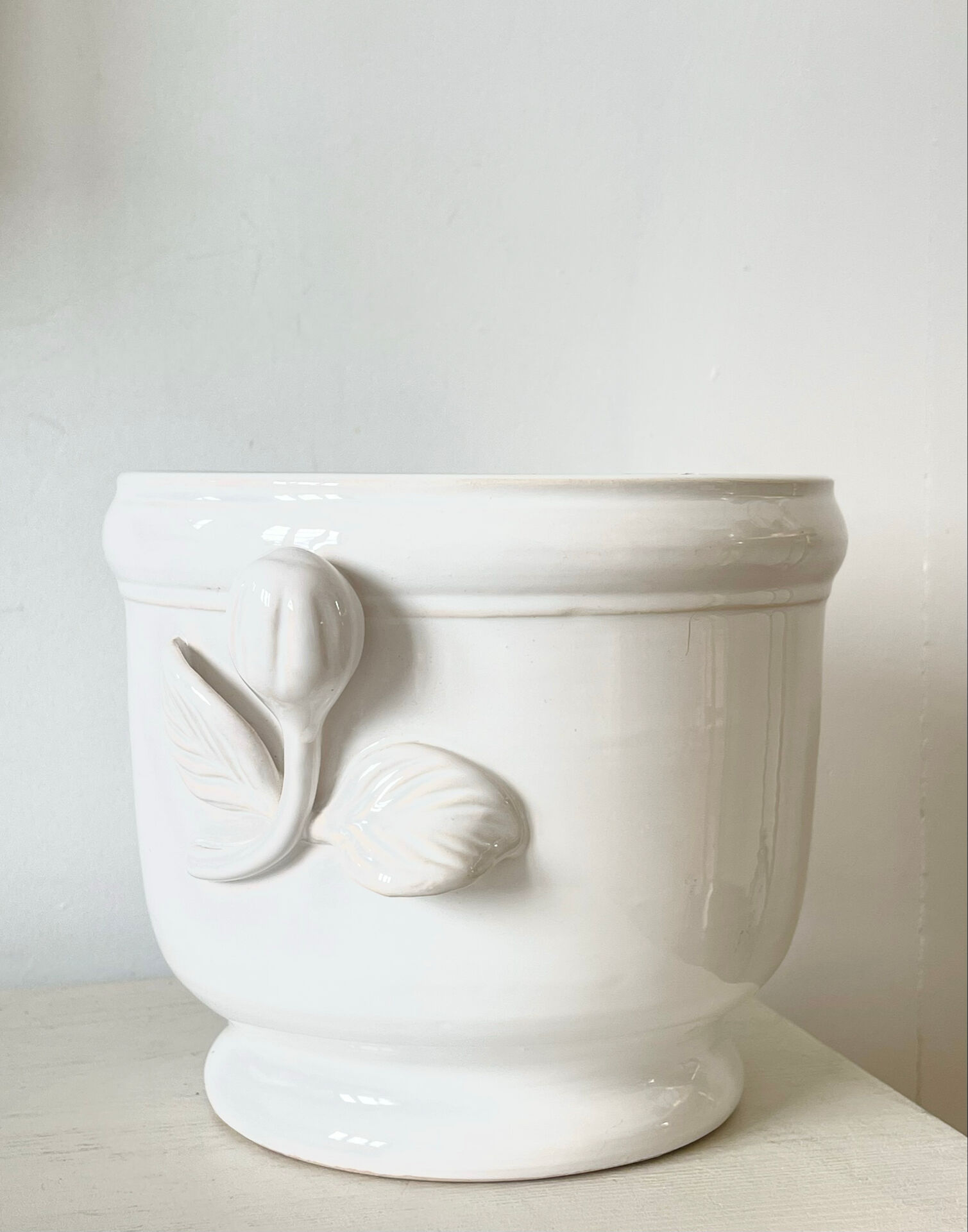 Cache pot en faïence blanche