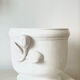 Cache pot en faïence blanche