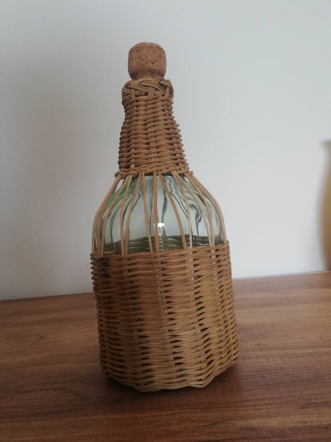 Bouteille habillée d'osier tressé