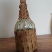 Bouteille habillée d'osier tressé