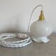 Baladeuse avec globe vintage en opaline