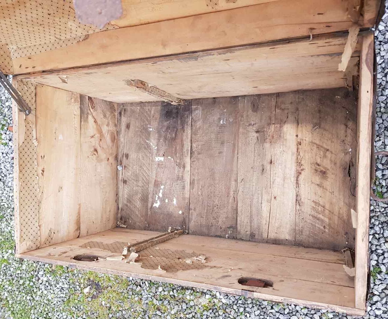 Ancient Bulée wooden trunk