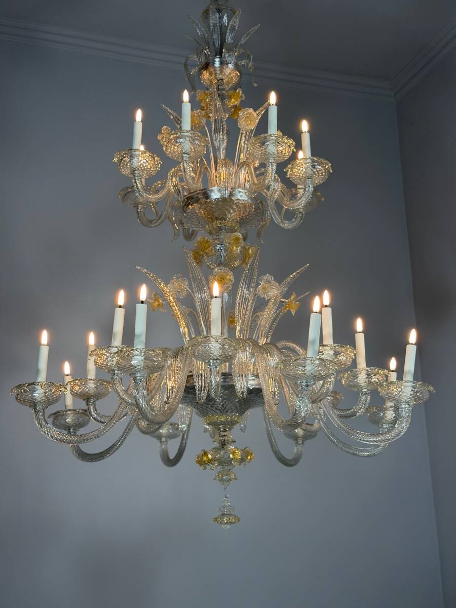 Venetian chandelier in gilded Murano glass, 24 light sources, three tiers, circa 1940.