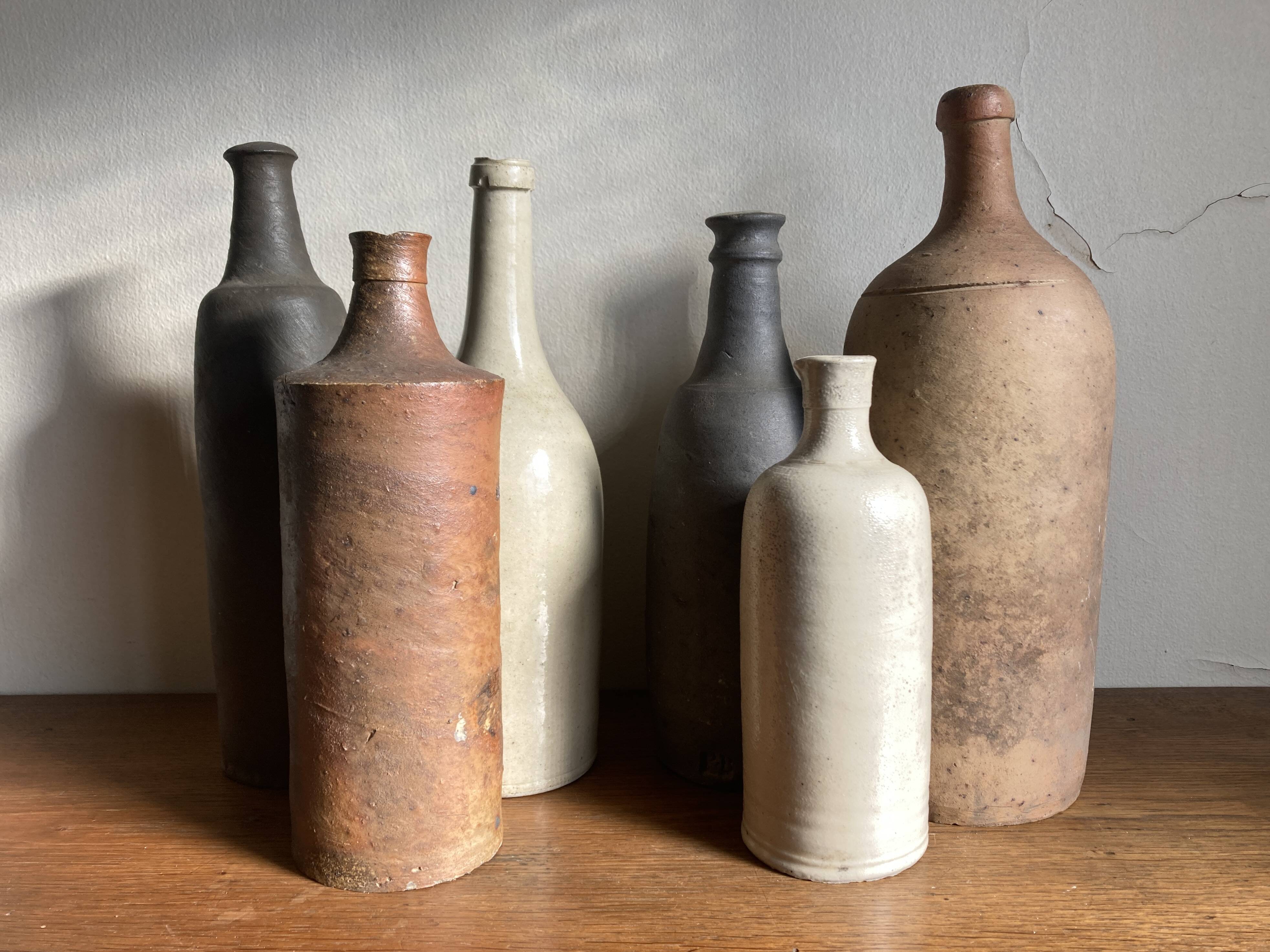 Set de 6 bouteilles de grès et terre cuite 1900-1930