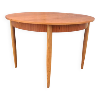 Extendable Scandinavian table