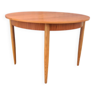 Extendable Scandinavian table