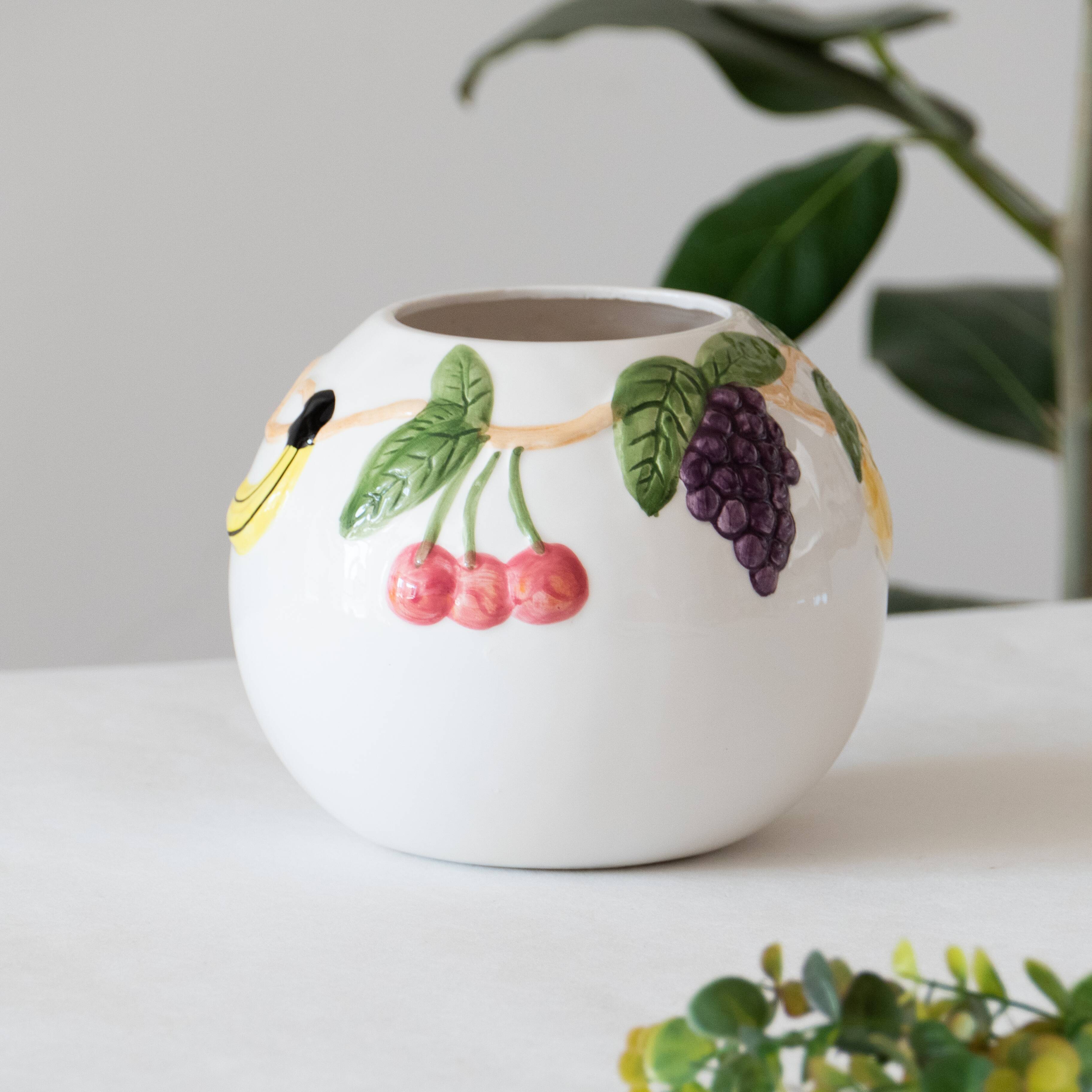 Vase boule vintage en relief barbotine fruits