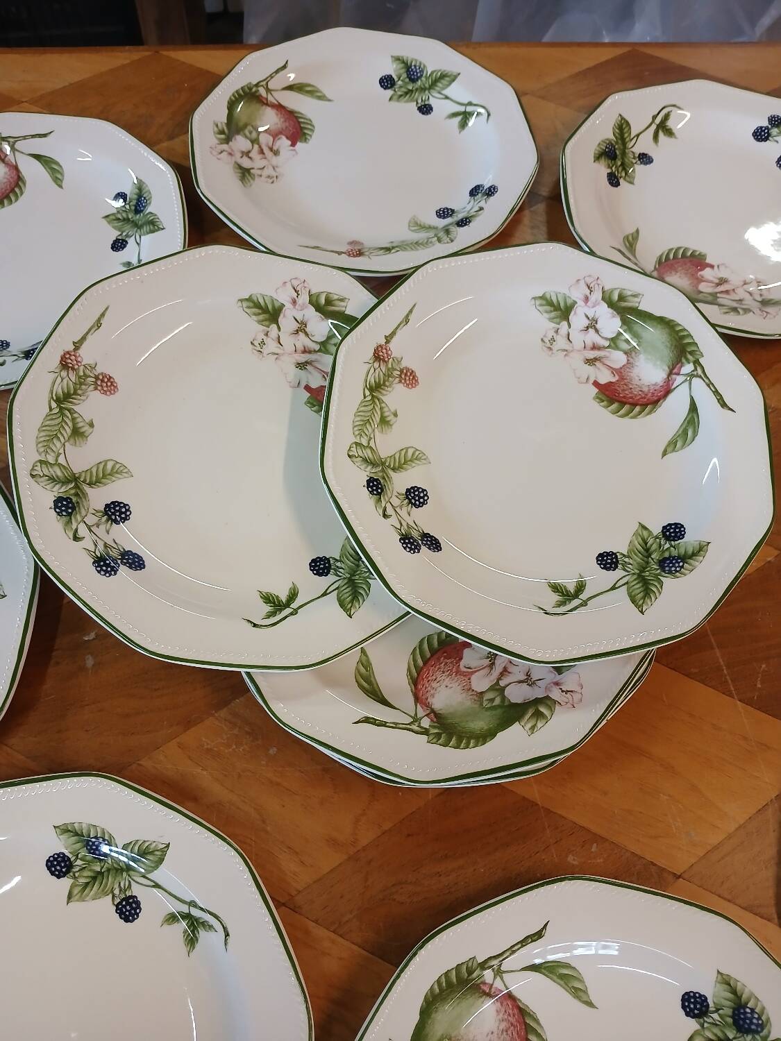 12 Churchill English dinner plates