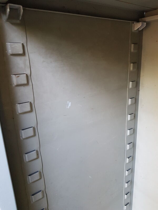 Lot de 2 armoires métalliques