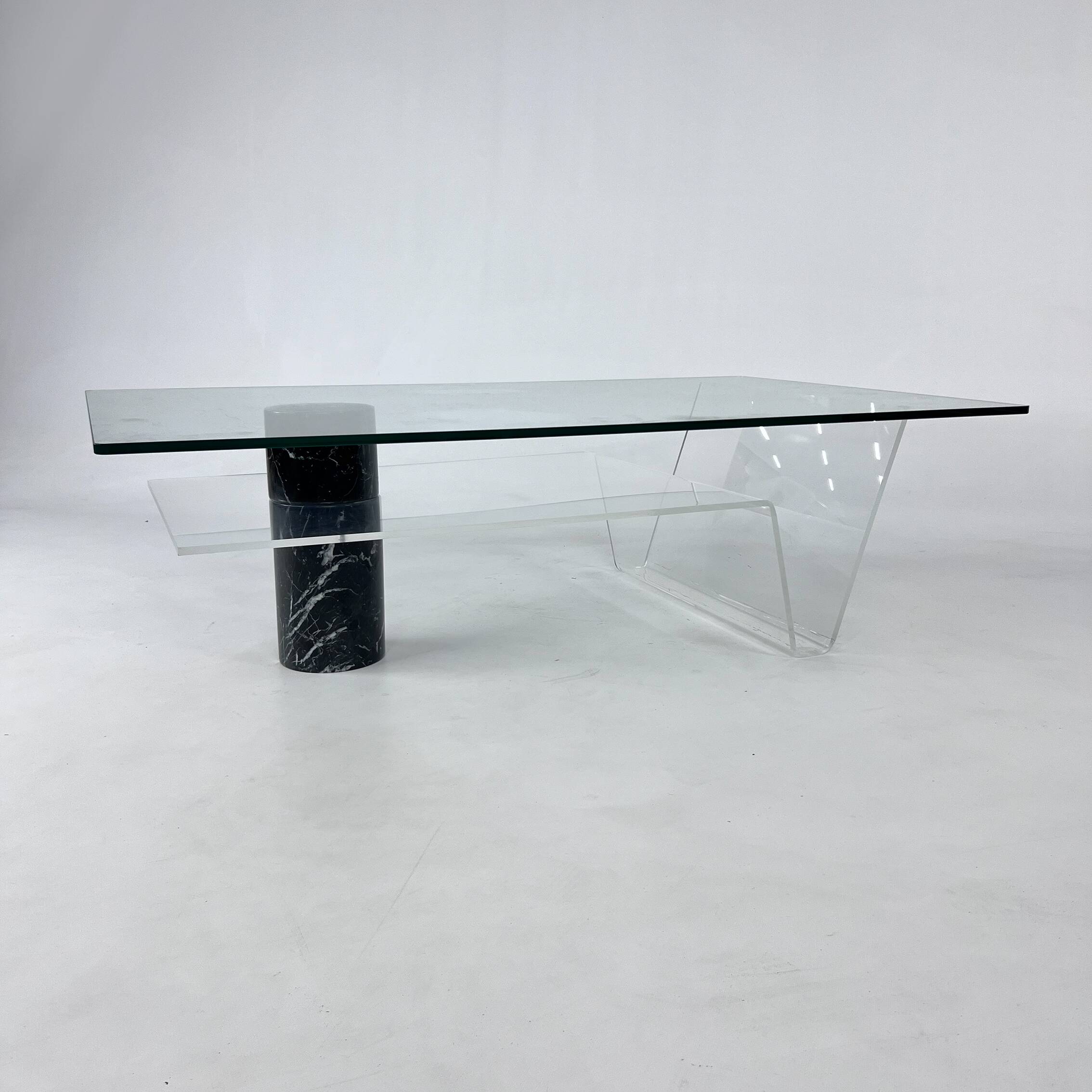 Table basse postmoderne italienne en marbre et verre, années 1990