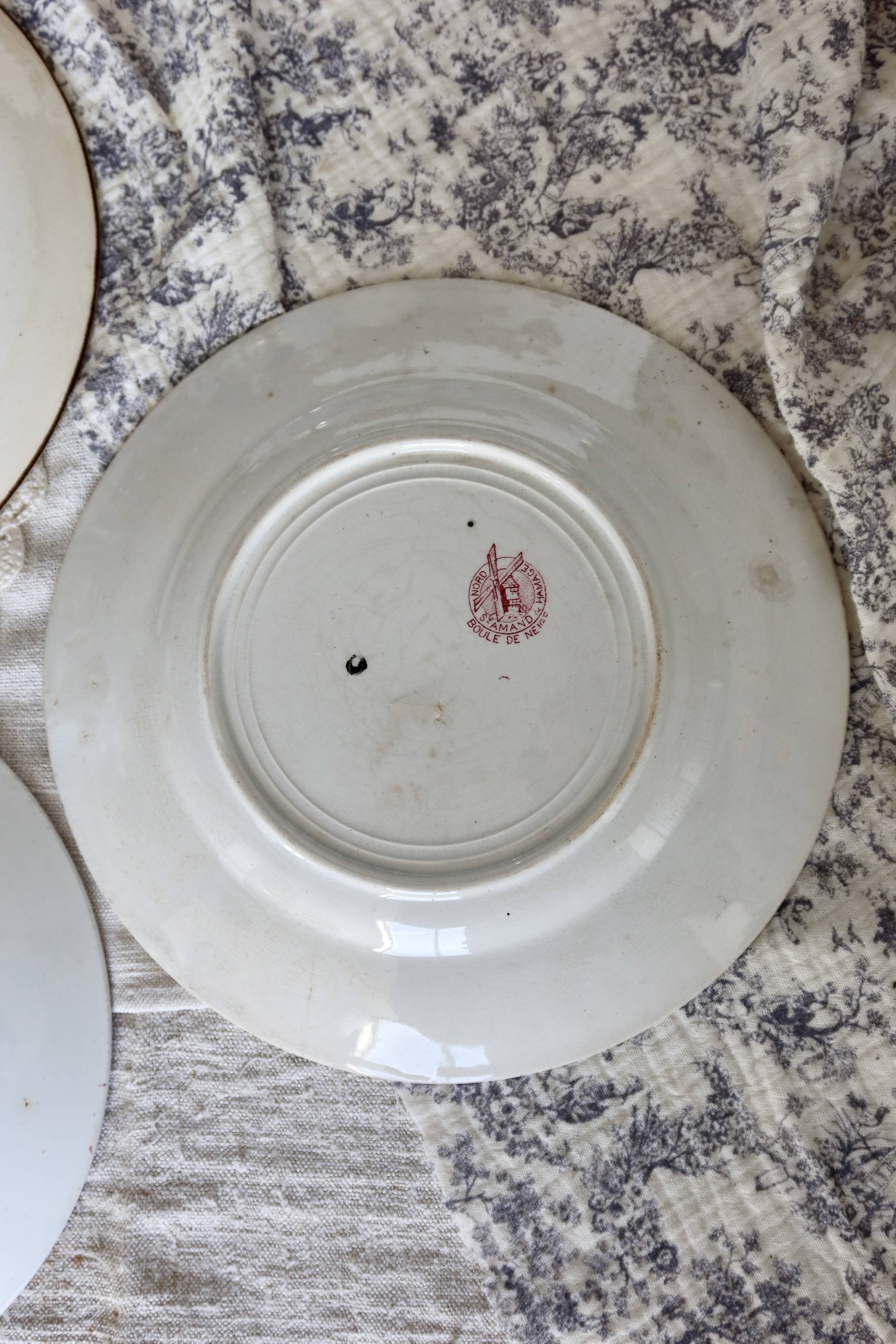 3 assiettes plates antiques dépareillées terre de fer rouge