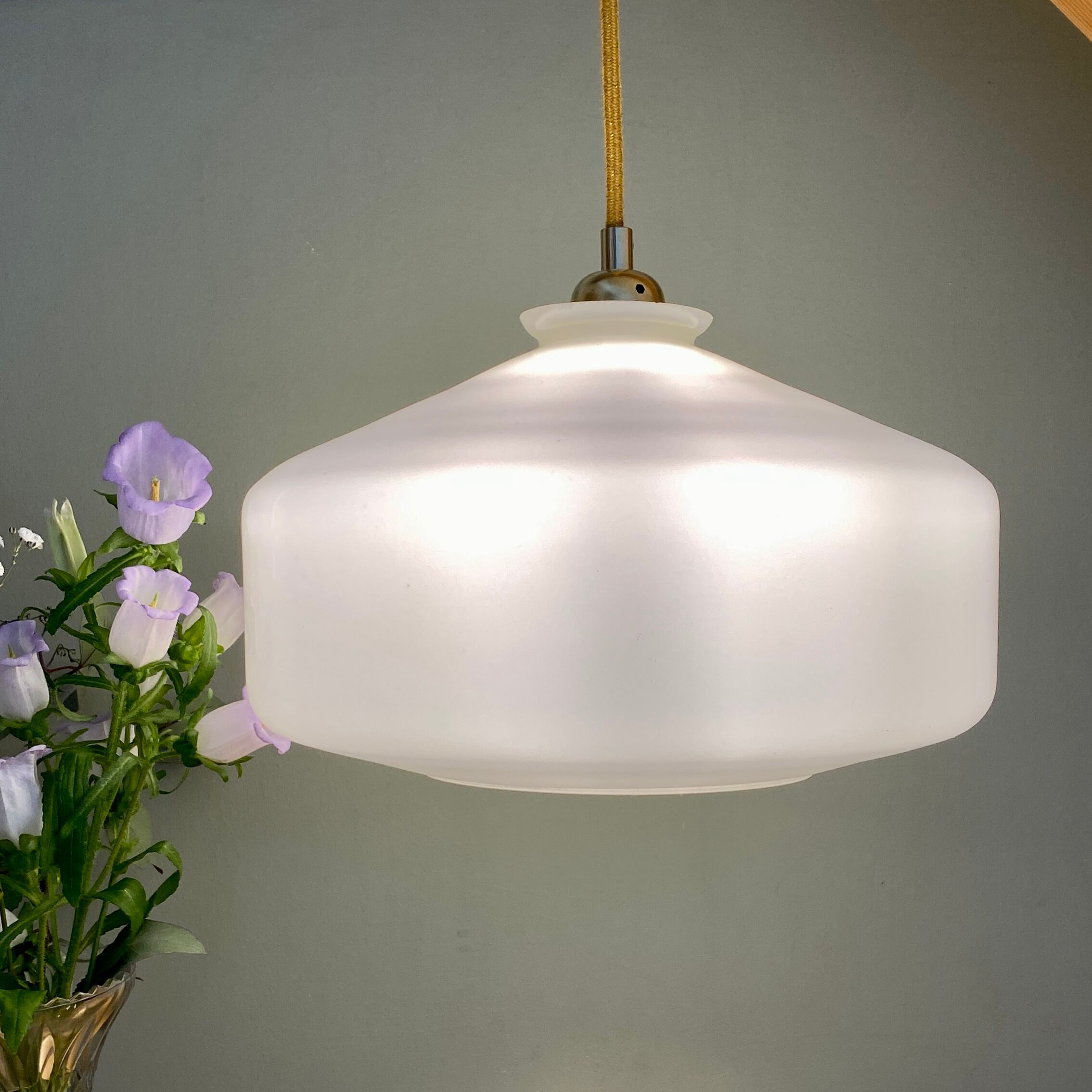 Vintage shade pendant lamp in white opaline