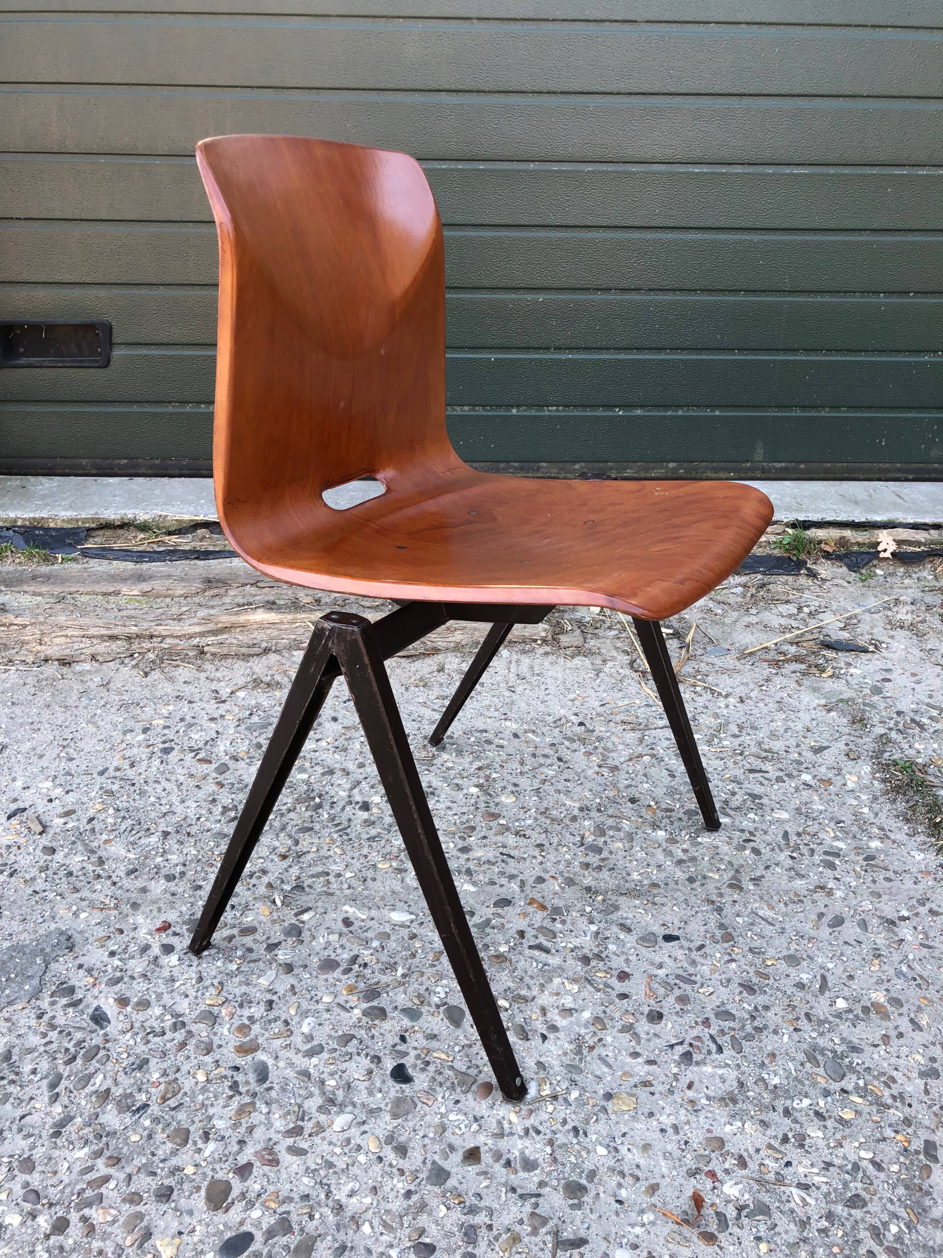 Stackable school Chair S22 de Pagholz Galvanitas