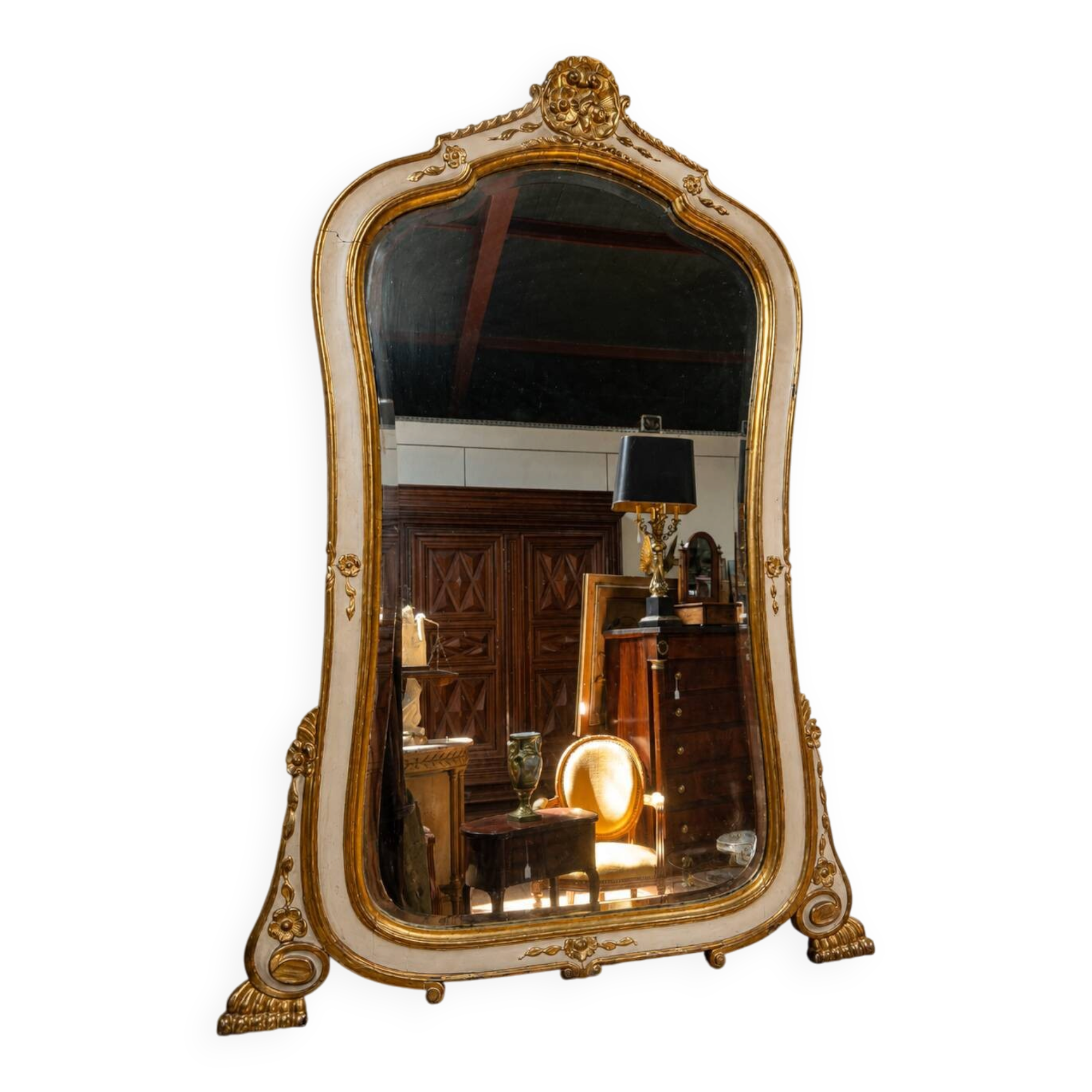 Grand miroir de cheminée – Bois laqué crème et doré – Style Louis XV
