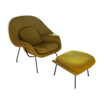 Fauteuil Womb avec repose-pieds moutarde par Eero Saarinen