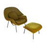 Fauteuil Womb avec repose-pieds moutarde par Eero Saarinen